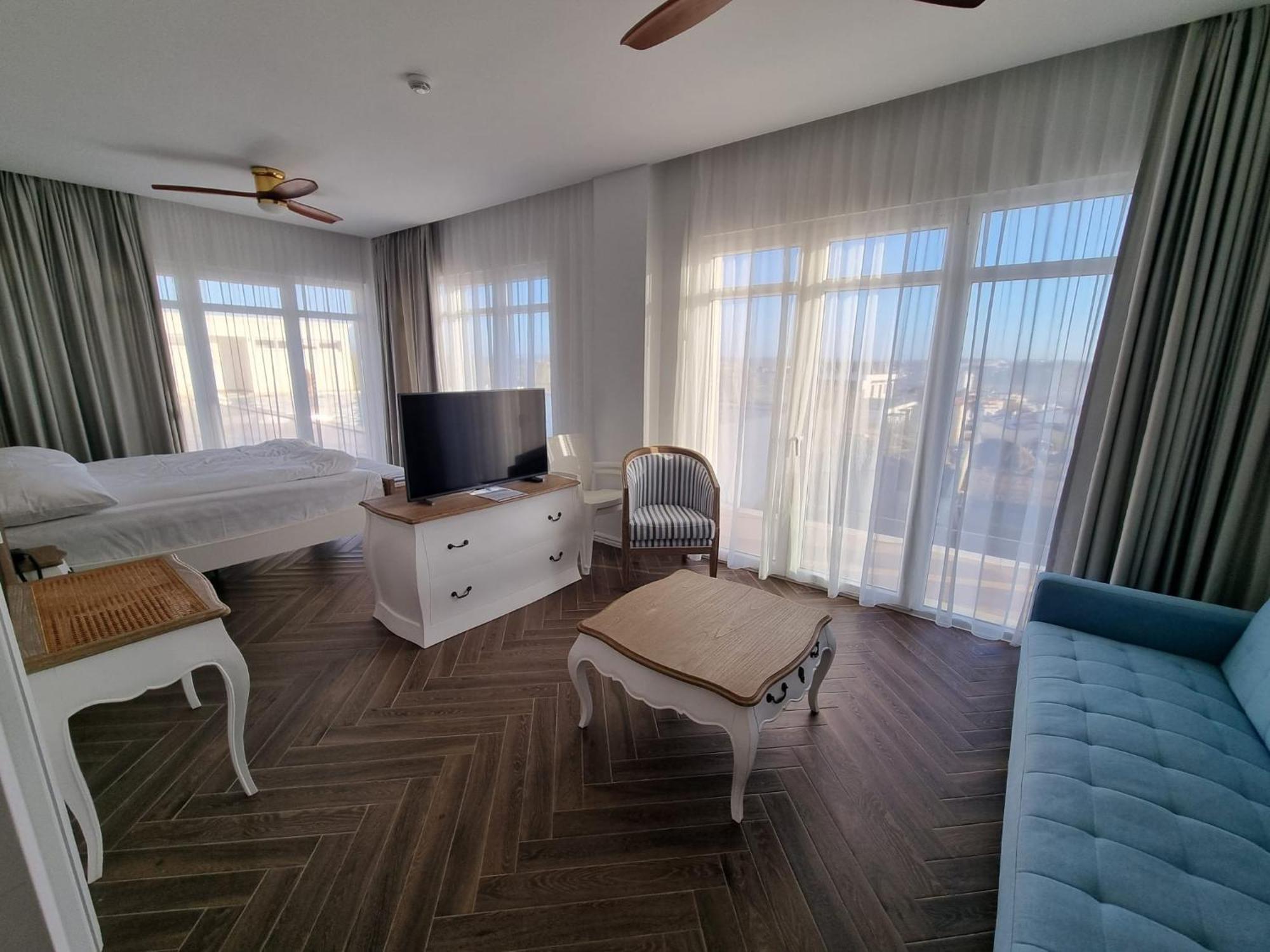Ocean View Apartments Луриня Екстериор снимка